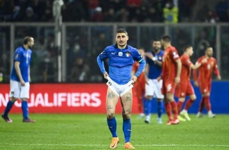 Tatapan sendu Marco Verratti usai gagal antar Italia lolos ke Piala Dunia 2022 akibat kalah dari Makedonia Utara 0-1 di babak playoff. (ALBERTO PIZZOLI / AFP)