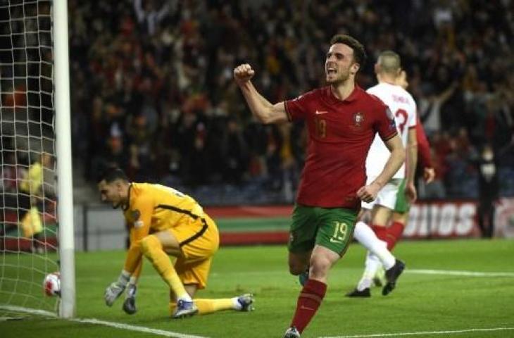 Selebrasi Diogo Jota usai cetak gol saat Portugal kalahkan Turki 3-1 di playoff Piala Dunia 2022. (MIGUEL RIOPA / AFP)