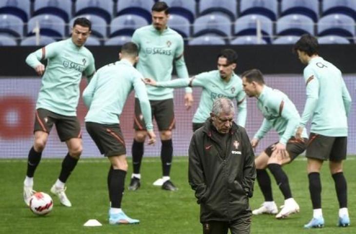 Pelatih Portugal, Fernando Santos peringatkan timnya yang bakal bertemu Makedonia Utara. (MIGUEL RIOPA / AFP)