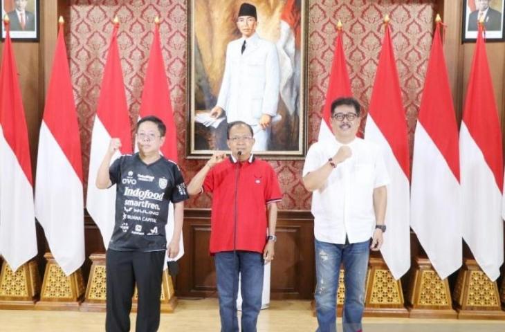 Gubernur Bali Wayan Koster (tengah) memberikan keterangan pers di Gedung Gajah, Jayasabha Denpasar, Minggu (27/3/2022). ANTARA/HO-Pemprov Bali.