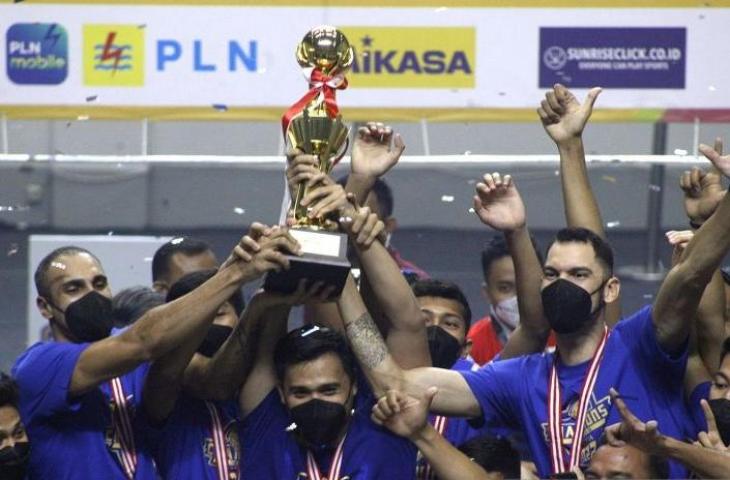 Sejumlah pebola voli dan tim ofisial Bogor Lavani melakukan selebrasi kemenangan setelah menjuarai Proliga 2022 di Padepokan Voli Jendral Polisi Kunarto, Sentul, Kabupaten Bogor, Jawa Barat, Minggu (27/3/2022). Bogor Lavani juara Proliga 2022 usai menang atas Surabaya Bhayangkara Samator pada babak grand final dengan skor 3-2 (25-27, 25-19, 20-25, 25-18- 15-10). ANTARA FOTO/Yulius Satria Wijaya/pras.