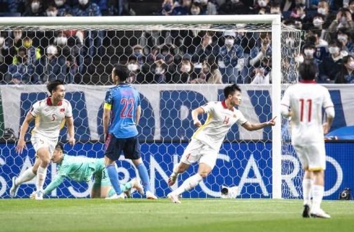 Pemain Timnas Vietnam, Nguyen Thanh Binh, usai mencetak gol ke gawang Timnas Jepang. (Charly Triballeau/AFP)