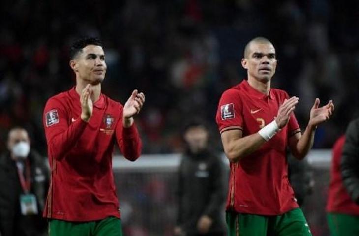 Cristiano Ronaldo dan Pepe usai mengalahkan Makedonia Utara. (Miguel Riopa/AFP)