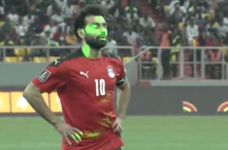 Mohamed Salah diserang sinar laser oleh pendukung Senegal. (Twitter/@watch_LFC)