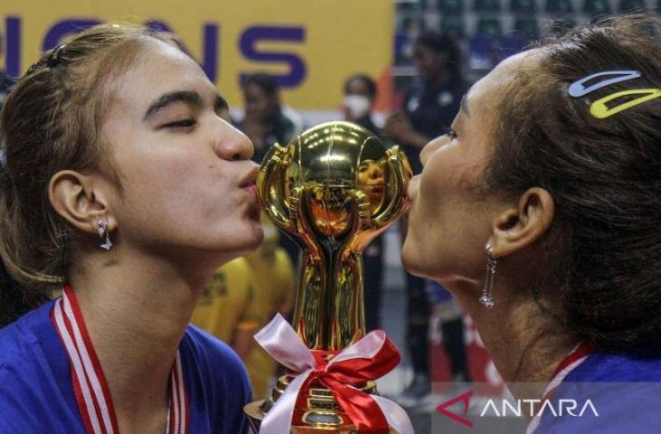 Pebola voli Bandung BJB Tandamata Yolla Yuliana (kanan) dan Shella Bernandetha (kiri) mencium piala setelah timnya berhasil menjuarai Proliga 2022. ANTARA FOTO/Yulius Satria Wijaya/aww.