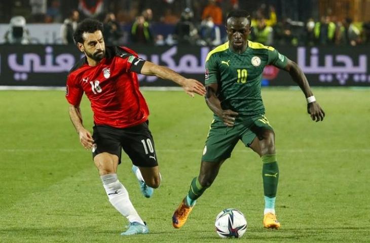 Pemain Mesir Mohamed Salah (kiri) dan kapten Timnas Senegal Sadio Mane (kanan) di babak playoff Kualifikasi Piala Dunia 2022, Rabu (30/3/2022). (AFP/Khaled Desouki)