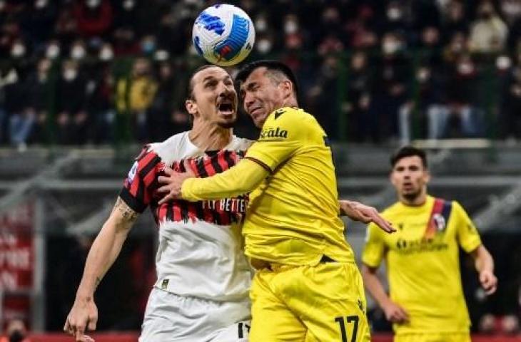 Zlatan Ibrahimovic berduel kepala dengan Gary Medel. (Miguel Medina/AFP)