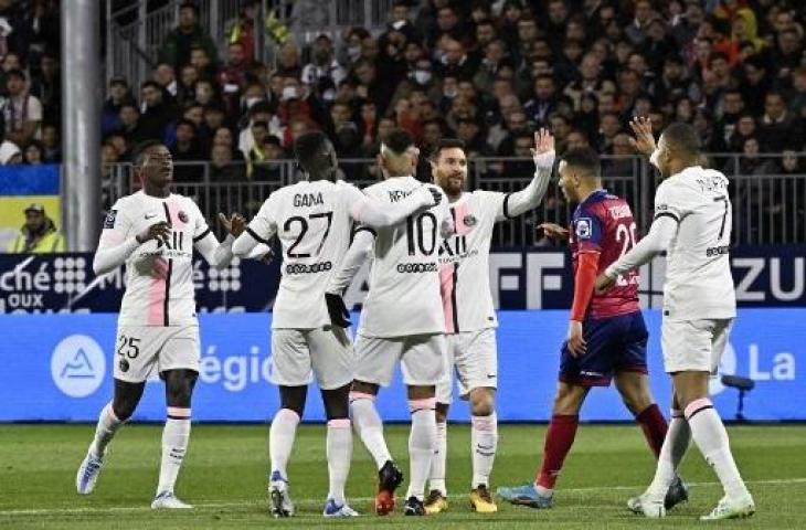 Neymar melakukan selebrasi bersama Lionel Messi, Kylian Mbappe, dan rekan setimnya yang lain usai cetak gol saat Paris Saint-Germain kalahkan Clermont 6-1. (AFP)