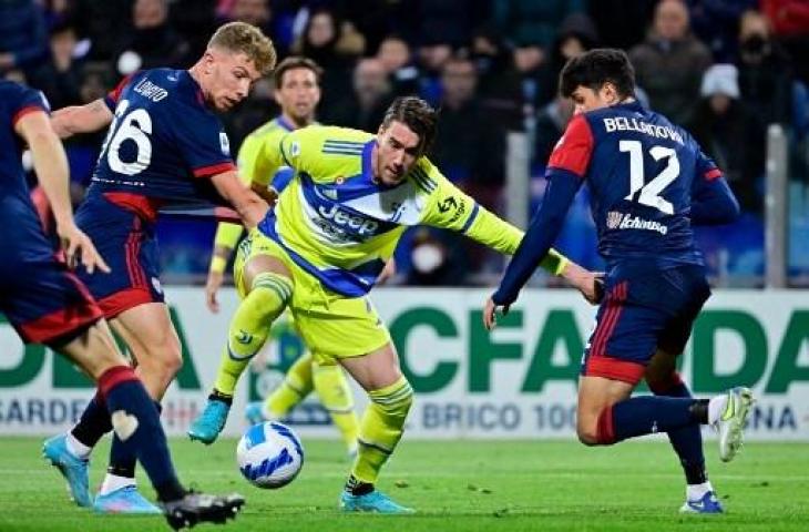 Aksi Dusan Vlahovic saat Juventus kalahkan Cagliari 2-1. (AFP)