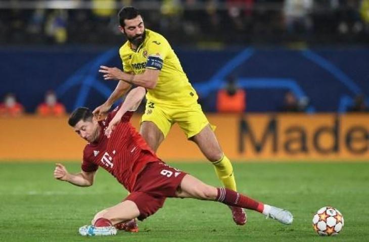 Bek Villarreal, Raul Albiol, kala berduel melawan Robert Lewandowski. (Christof Stache/AFP)