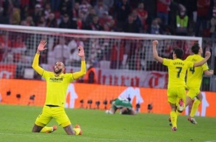 Pemain Villarreal termasuk gelandang Villarreal Etienne Capoue (kiri) melakukan selebrasi usai laga perempat final Liga Champions UEFA, pertandingan sepak bola leg kedua FC Bayern Munich v FC Villarreal di Munich, pada 12 April 2022. Jose Jordan/AFP