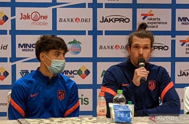 Asisten pelatih tim U-18 Atletico Madrid Borja Galan (kanan) dan pemain timnya Pablo Pazos memberikan pernyataan dalam konferensi pers sebelum laga International Youth Championship (IYC) 2021 di Jakarta, Selasa (12/4/2022). Turnamen sepak bola junior internasional yang berlangsung pada 13-19 April 2022 di Stadion Internasional Jakarta (JIS) itu diikuti oleh empat tim yakni tim U-18 Bali United, U-18 Barcelona, U-18 Atletico Madrid dan U-20 Indonesia All Star. (Michael Siahaan)