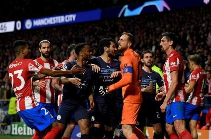 Para pemain baku hantam pada leg kedua perempat final Liga Champions UEFA antara Atletico Madrid dan Manchester City FC di Stadion Wanda Metropolitano di Madrid pada 13 April 2022. (Oscar Del Pozo/AFP)