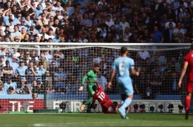 Pemain Liverpool Sadio Mane menjebol gawang Manchester City yang dikawal Zack Steffen dalam pertandingan semifinal Piala FA di Wembley Stadium, Sabtu (16/4/2022). [AFP]