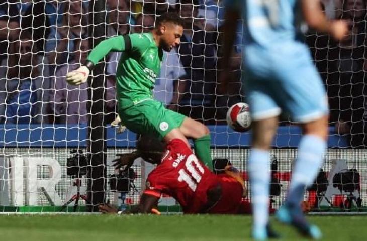 Pemain Liverpool Sadio Mane menjebol gawang Manchester City yang dikawal Zack Steffen dalam pertandingan semifinal Piala FA di Wembley Stadium, Sabtu (16/4/2022). [AFP]