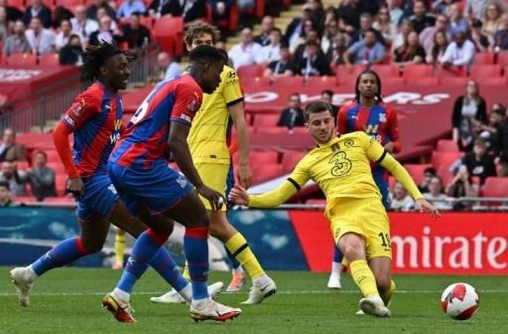 Aksi penyerang Chelsea, Mason Mount saat cetak gol ke gawang Crystal Palace di semifinal Piala FA. (AFP)