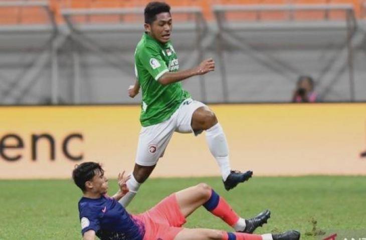 Pesepak bola Atletico Madrid U-18, Alvaro Delgado Sarria (bawah) berusaha menghentikan pesepakbola Indonesia All Star U-20, Muhammad Fajar Fathur Rahman pada laga lanjutan International Youth Championship 2021 di Jakarta International Stadium, Jakarta, Minggu (17/4/2022) malam. [ANTARA FOTO/Hafidz Mubarak A]