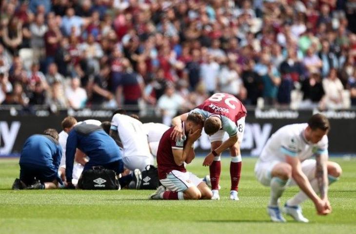 Gelandang Burnley, Ashley Westwood mengalami cedera patah kaki. (Twitter)