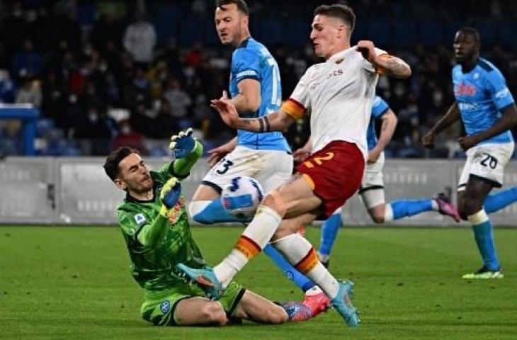 Potret aksi Nicolo Zaniolo saat AS Roma tahan imbang Napoli 1-1. (AFP)