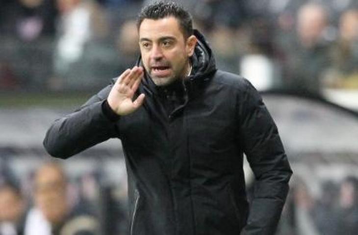 Ekspresi pelatih Barcelona Xavi Hernandez dari pinggir lapangan saat pertandingan leg pertama perempat final Liga Europa UEFA antara Eintracht Frankfurt dengan FC Barcelona di Frankfurt, Jerman, Kamis (7/4/2022). [Daniel ROLAND / AFP]