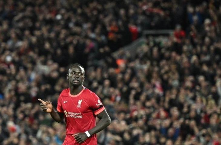 Selebrasi pemain Liverpool Sadio Mane usai membobol gawang Manchester United di Alfield, Rabu (20/4/2022) dini hari WIB. (AFP/Oli Scarff)