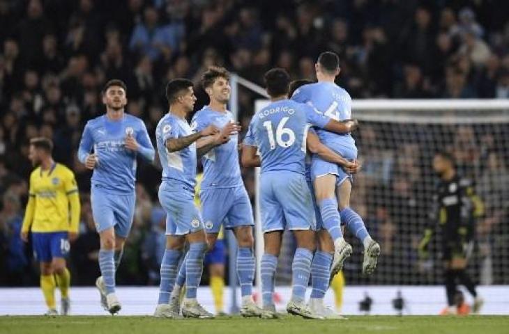 Phil Foden melakukan selebrasi bersama rekan setimnya usai cetak gol saat Manchester City hajar Brighton 3-0. (AFP)