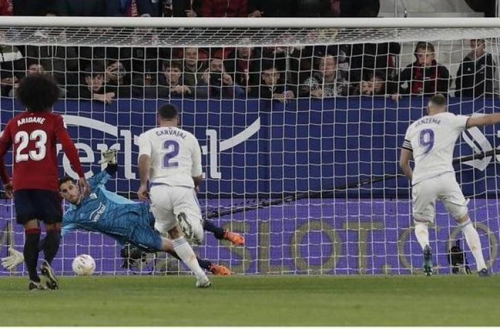 Aksi kiper Osasuna, Sergio Herrera menggagalkan penalti Karim Benzema. (Twitter)