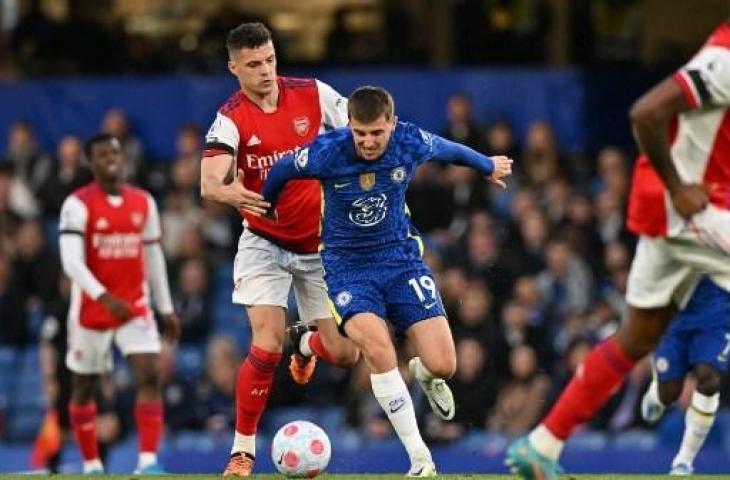 Granit Xhaka duel dengan Mason Mount saat Arsenal kalahkan Chelsea 4-2. (AFP)