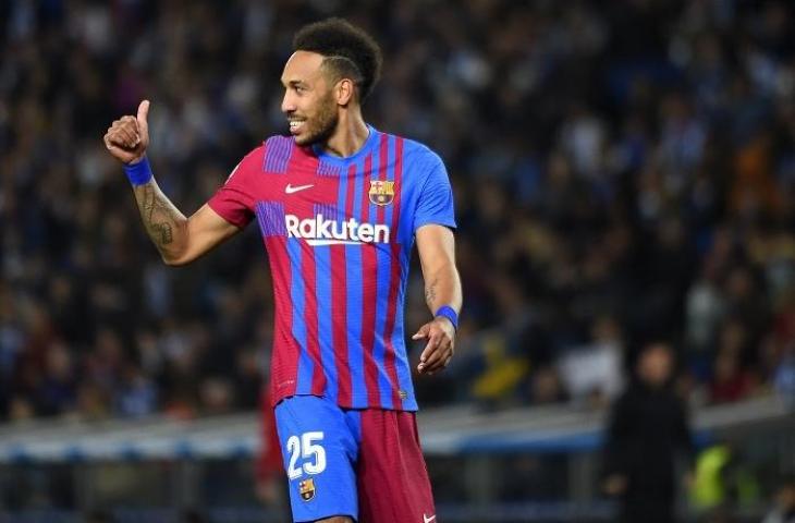 Pierre-Emerick Aubameyang antar Barcelona kalahkan Real Sociedad di di Anoeta Stadium, Jumat (22/4/2022) dini hari. (AFP/Ander Gillenea)