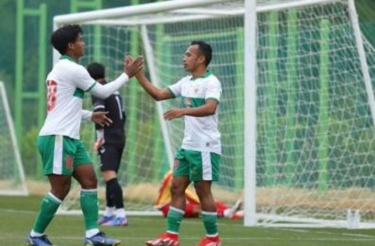 Pemain Timnas Indonesia U-23 Irfan Jaya (kanan) rayakan golnya ke gawang Andong University dalam pertandingan uji coba di Haemaji Football Field, Korea Selatan, Kamis (21/4/2022). (dok. PSSI)