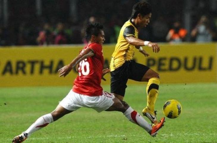 Mahadirga Lasut berduel dengan Mahali Jasuli di SEA Games 2011. (Hoang Dinh Nam/AFP)