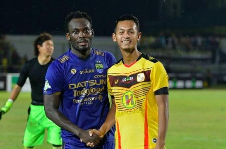 Yongki Aribowo berpose bersama Michael Essien. (Instagram/yongky_ari)