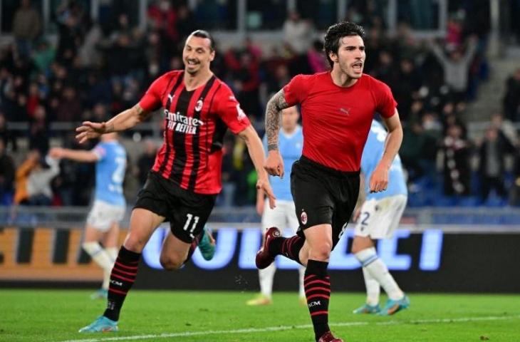 Selebrasi Sandro Tonali (kanan) setelah mencetak gol kemenangan AC Milan dalam pertandingan Serie A lawan Lazio pada 25 April 2022. ANTARA/REUTERS/ALBERTO LINGRIA