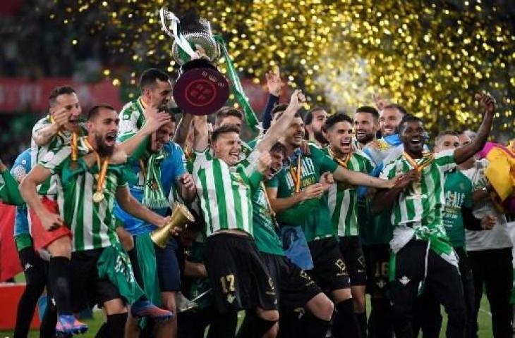 Momen Joaquin Sanchez merayakan gelar Copa del Rey bersama Real Betis. (AFP)