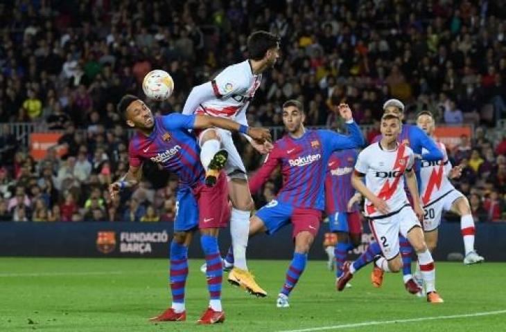 Aksi Pierre-Emerick Aubameyang saat Barcelona kalah 0-1 dari Rayo Vallecano dalam lanjutan Liga Spanyol. (AFP)