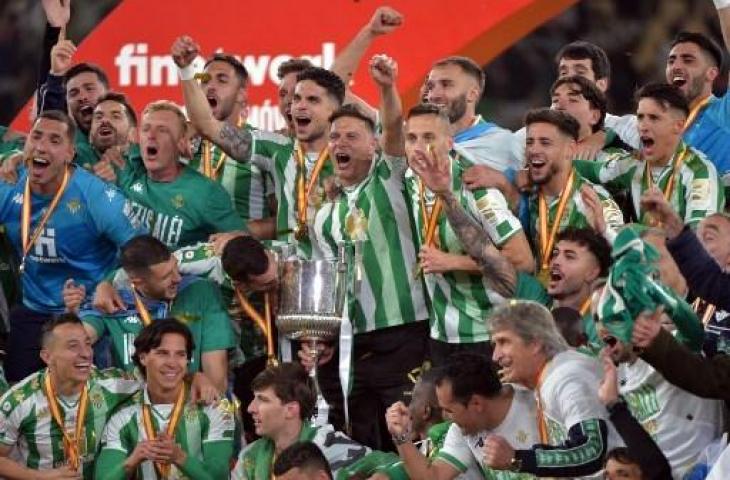 Momen Joaquin Sanchez merayakan gelar Copa del Rey bersama Real Betis. (AFP)