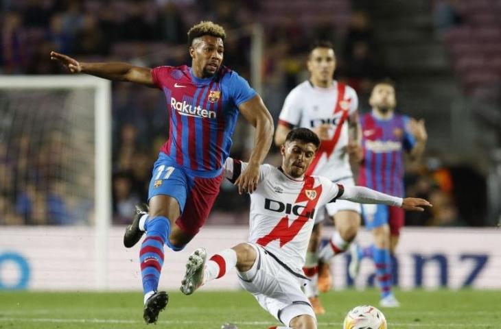 Pemain Barcelona Adama Traore (kiri) berebut bola dengan pemain Rayo Vallecano Mario Hernandez saat pertandingan Liga Spanyol kedua tim di Camp Nou, Barcelona, Spanyol, Minggu (24/4/2022) (REUTERS/ALBERT GEA)