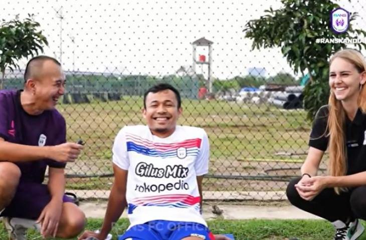 Eks kapten Persebaya Arif Satria diapit Denny Abal dan Tiphaine Poulon. (YouTube/Rans Cilegon FC)