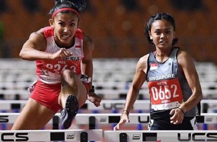 Pelari Indonesia Emilia Nova (kiri) melompati rintangan Lomba Lari Gawang 100 Meter Putri SEA Games ke-30 di Stadion Atletik New Clark, Filipina, Senin (9/12/2019). (ANTARA FOTO/Nyoman Budhiana/ama/aa.)