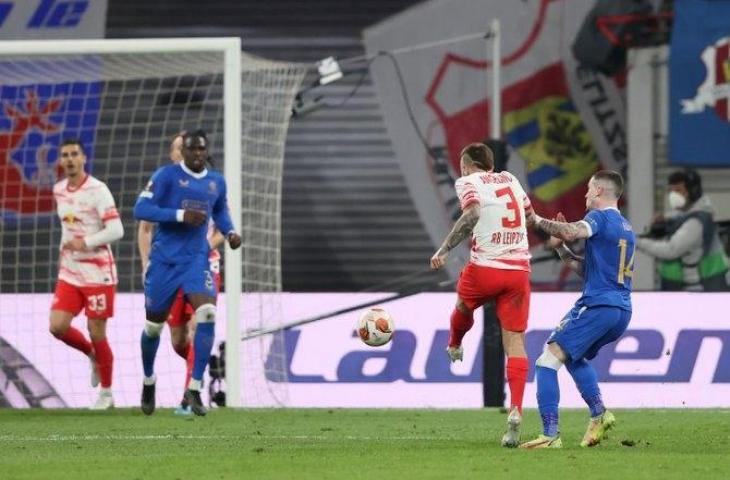 Momen pemain RB Leipzig, Angelino bobol gawang Rangers lewat sepakan voli keras. (Twitter)