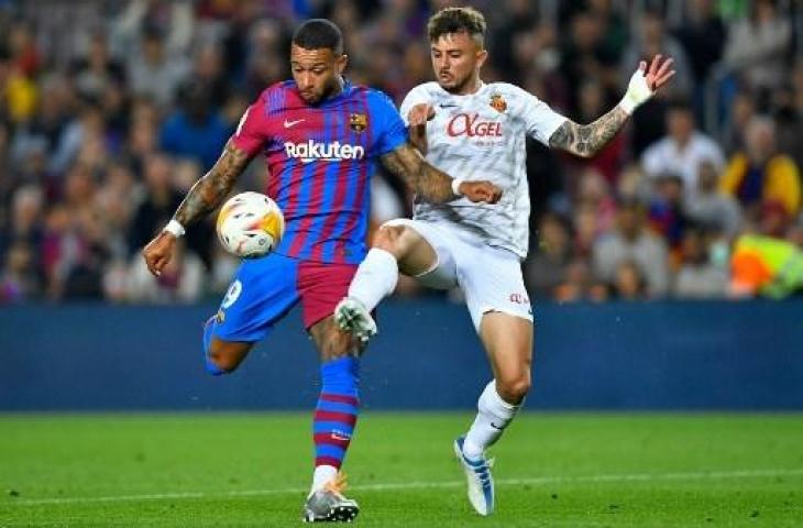 Aksi Memphis Depay cetak gol saat Barcelona kalahkan Real Mallorca 2-1. (AFP)