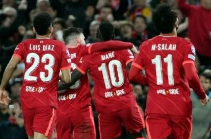 Para pemain Liverpool merayakan gol Sadio Mane pada pertandingan sepak bola leg pertama semifinal Liga Champions UEFA antara Liverpool dan Villarreal, di Stadion Anfield, di Liverpool, pada 27 April 2022. LLUIS GEN/AFP