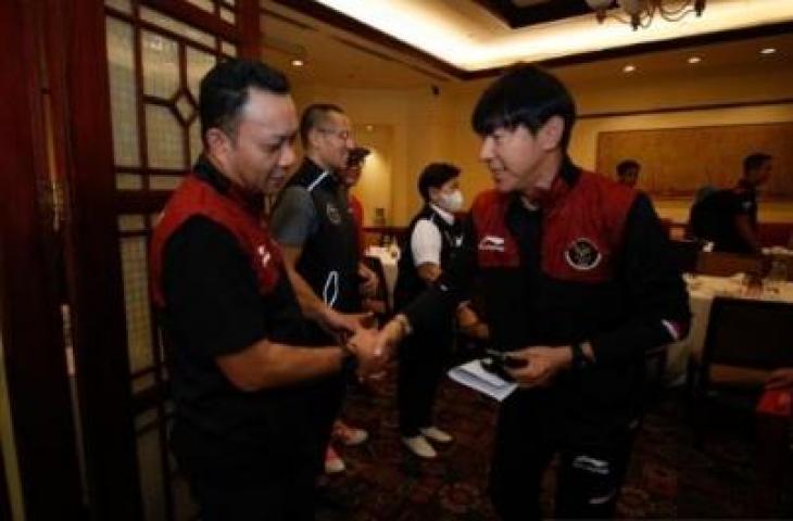 Chef de Mission Kontingen Indonesia untuk SEA Games Ferry J Kono (kiri) dan pelatih timnas sepak bola Indonesia Shin Tae-yong dalam pelepasan kloter pertama SEA Games di Jakarta, Selasa (3/5/2022). (ANTARA/HO-NOC Indonesia)