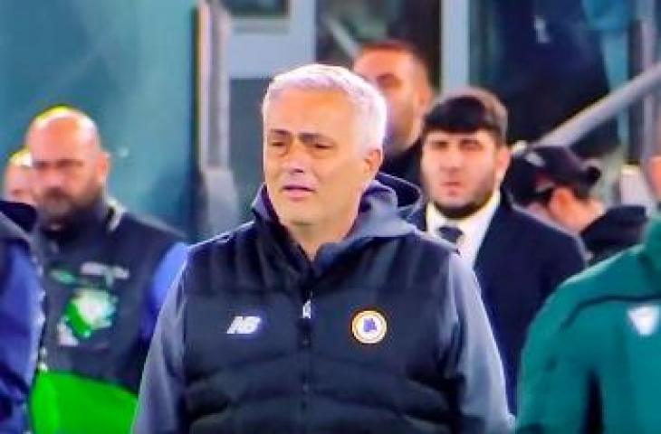 Momen Jose Mourinho menangis usai antar AS Roma ke final Liga Konferensi. (Twitter)