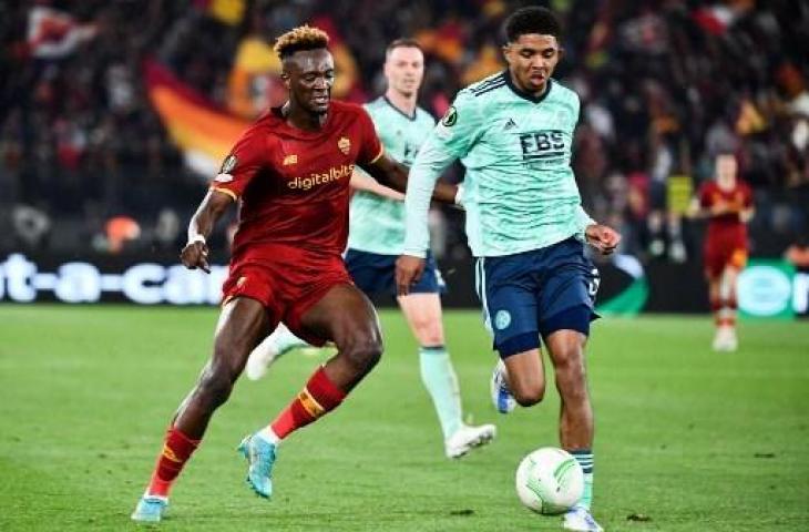 Aksi Tammy Abraham saat AS Roma kalahkan Leicester City 1-0 di semifinal Liga Konferensi. (AFP)