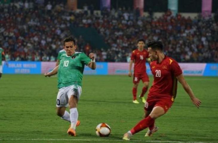 Penyerang Timnas Indonesia, Egy Maulana Vikri (kiri) coba merebut bola dari pemain Vietnam dalam matchday pertama Grup A SEA Games 2021 di Stadion Viet Tri, Phu Tho, Jumat (6/5/2022) malam WIB. Indonesia kalah 0-3 di laga ini. [PSSI]