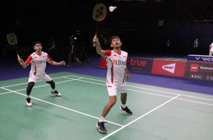 Pasangan ganda putra Indonesia, Fajar Alfian/Muhammad Rian Ardianto menjajal lapangan Impact Arena, Bangkok, Jumat (6/5/2022) jelang membela tim bulu tangkis Indonesia di ajang Piala Thomas dan Uber 2022 pada 8-15 Mei mendatang. [PBSI]