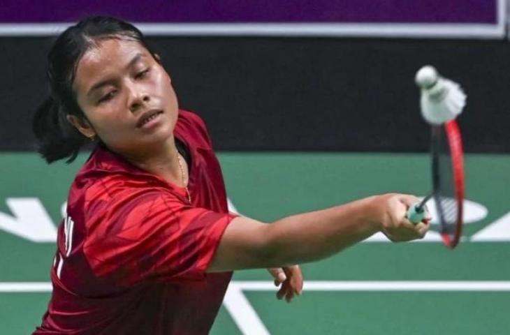 Pebulu tangkis putri Komang Ayu Cahya Dewi berusaha mengembalikan kok ke arah pebulu tangkis putri Jawa Timur Sri Fatmawati pada pertandingan semi final bulu tangkis beregu putri PON Papua di GOR Waringin Kotaraja, Kota Jayapura, Papua, Jumat (8/10/2021). ANTARA FOTO/Nova Wahyudi/wsj