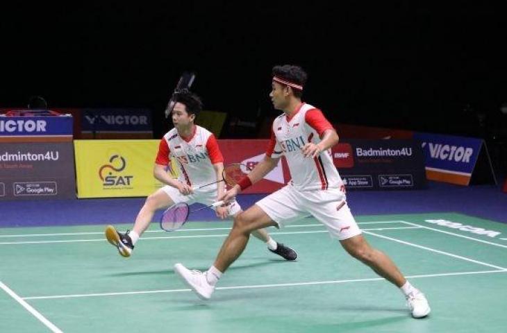 Kevin Sanjaya Sukamuljo (kiri) ketika berpasangan dengan Bagas Maulana dalam matchday kedua Grup A Piala Thomas 2022 antara Indonesia vs Thailand di Impact Arena, Bangkok. Senin (9/5/2022) malam WIB. [PBSI]