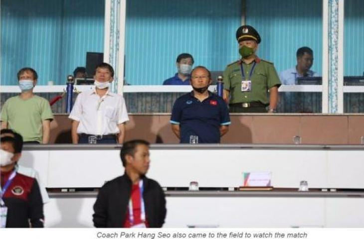 Tangkapan layar foto saat Park Hang-seo menonton laga Indonesia vs Timor Leste (Vietnamnet.vn)